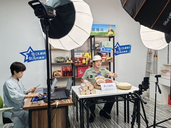 垫江：“电商小白”晋身“带货达人”(图2)